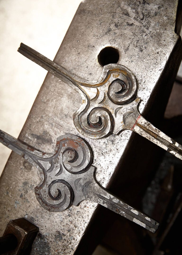 Zwei Metallornamente auf einem Amboss in der Schmiede Lehmann in Hamburg.