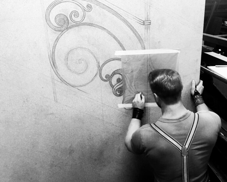 Schmied Johannes Rienhoff zeichnet in Originalgröße das Werkstück auf ein Pergamentpapier in der Schmiede Lehmann in Hamburg.