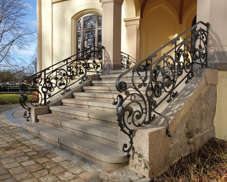 Anmutige Außentreppe mit ornamentreichem, schmiedeeisernen Geländer gefertigt von der Schmiede Lehmann in Hamburg