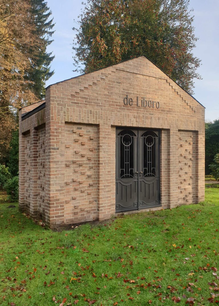 Grabdenkmal mit Steinfassade und schmiedeeisernen Türgittern gefertigt von der Schmiede Lehmann in Hamburg