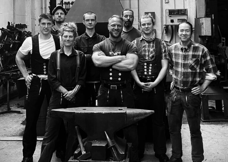 Gruppenbild des Teams der Schmiede Lehmann in Hamburg