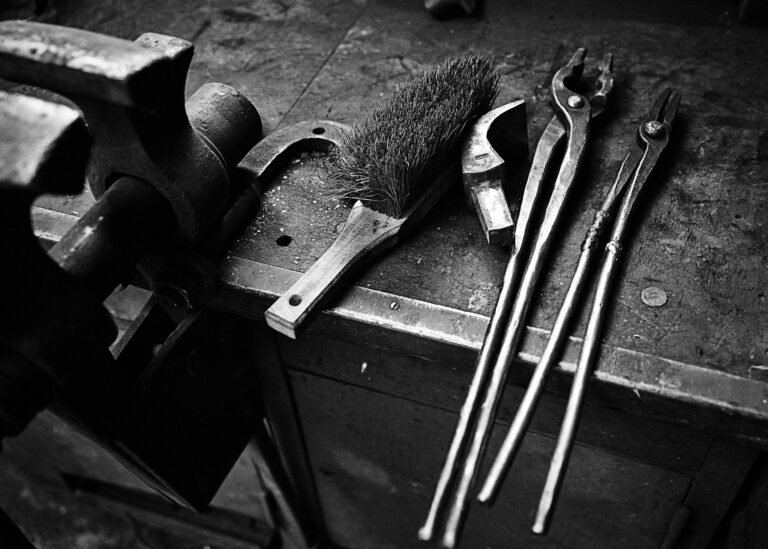 Schmiedewerkzeuge auf einem Werktisch in der Schmiede Lehmann in Hamburg