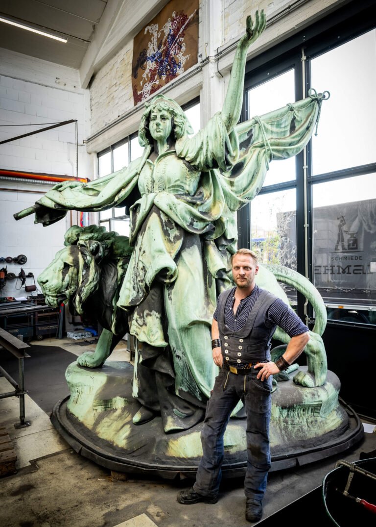 Restaurator im Schmiedehandwerk Johannes Rienhoff vor der Kupferstatue Hammonia in der Schmiede Lehmann in Hamburg
