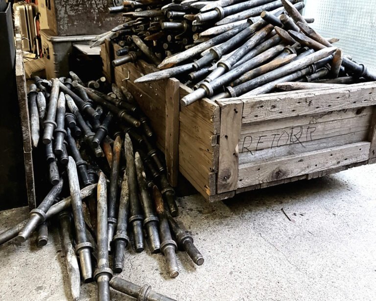 Meißel zur Aufbereitung in einer Holzkiste in der Schmiede Lehmann in Hamburg