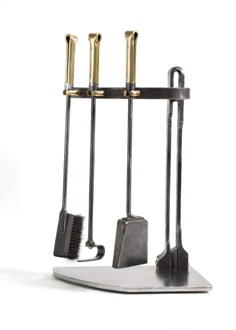 Geschmiedetes Kaminbesteck aus Eisen mit Metallständer gefertigt von der Schmiede Lehmann in Hamburg