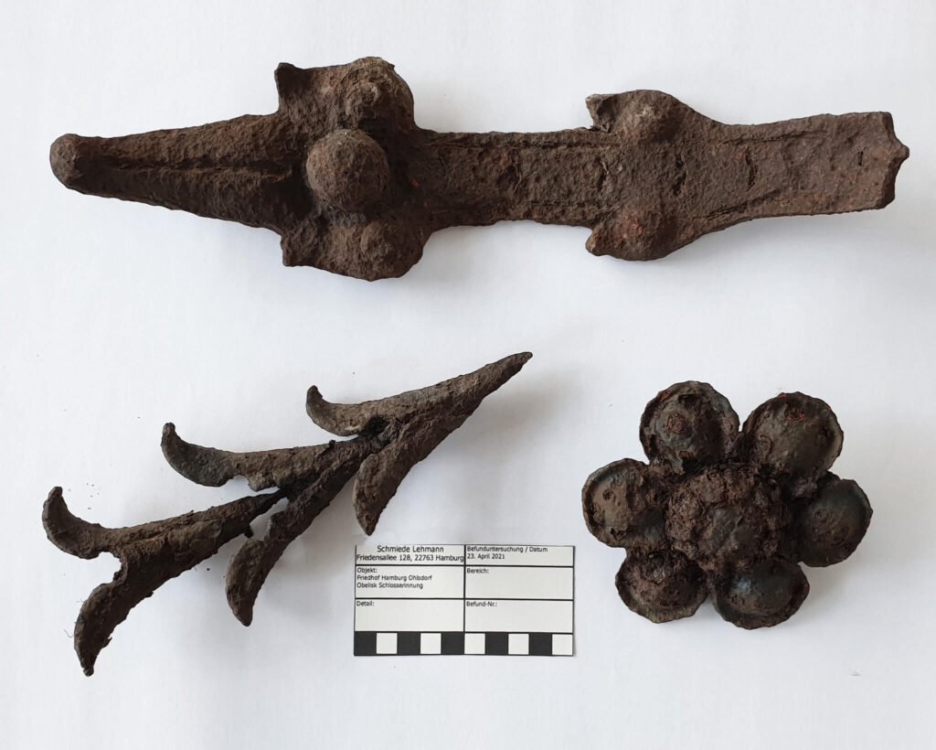 Nahaufnahme von verrosteten Ornamenten im Rahmen einer Bestandsaufnahme vor der Restaurierung von der Schmiede Lehmann in Hamburg.