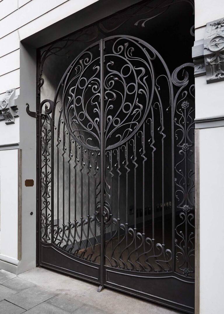 Schmiedeeisernes meterhohes Tor mit vielen Ornamenten gefertigt von der Schmiede Lehmann in Hamburg