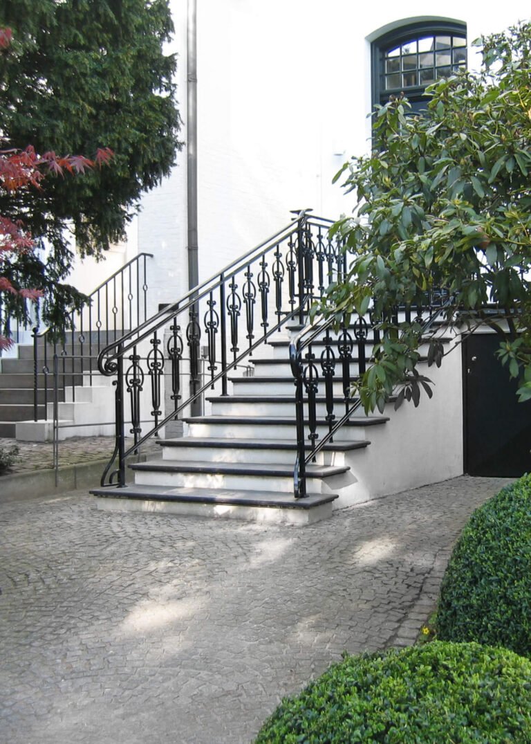 Treppenaufgang mit schmiedeeisernem Treppengeländer gefertigt von der Schmiede Lehmann in Hamburg