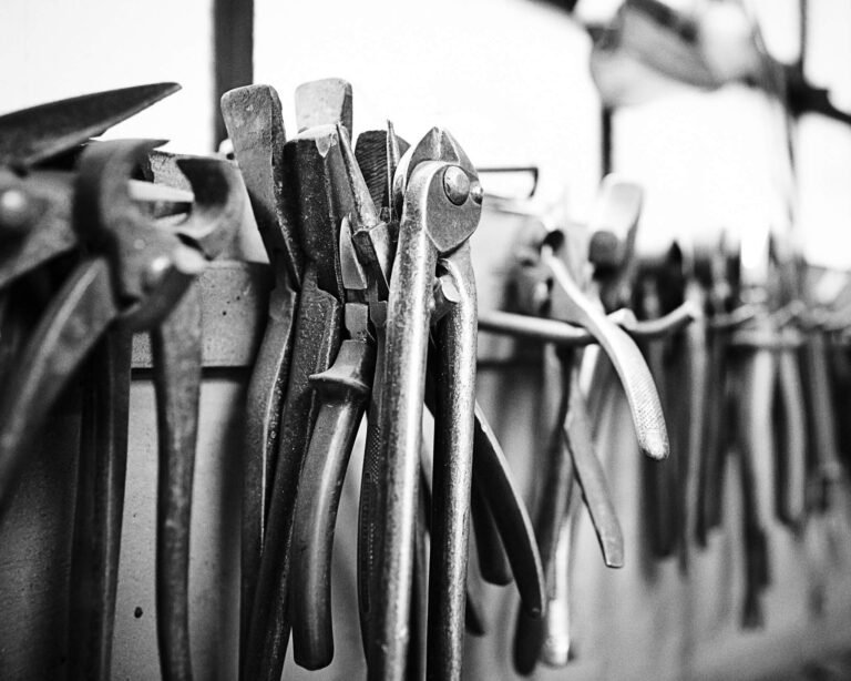 Werkzeuge einer Schmiede an einem Haken in von der Schmiede Lehmann in Hamburg