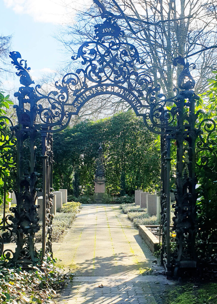 Verziertes schmiedeeisernes Tor zu Garten der Schlosserinnung gefertigt von der Schmiede Lehmann in Hamburg