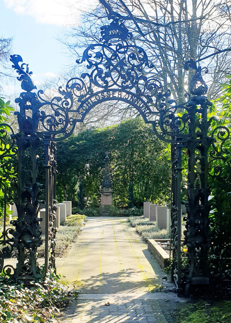 Verziertes schmiedeeisernes Tor zu Garten der Schlosserinnung gefertigt von der Schmiede Lehmann in Hamburg